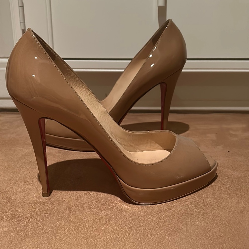 Gorgeous Christian Louboutin “very prive” peep toe nude patent pumps. Sz 42